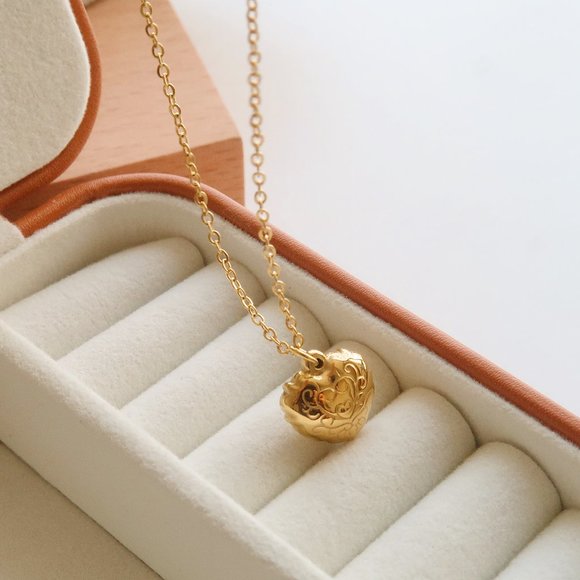 NEW 18K Gold Plated Shell Embossed Heart Love Necklace - Picture 2 of 12